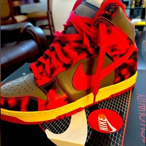 Like new Nike Dunks for men or women. Worn only once.